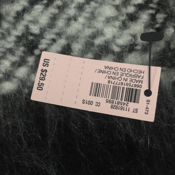 Victoria’s Secret Plush Scarf - Picture 5 of 5